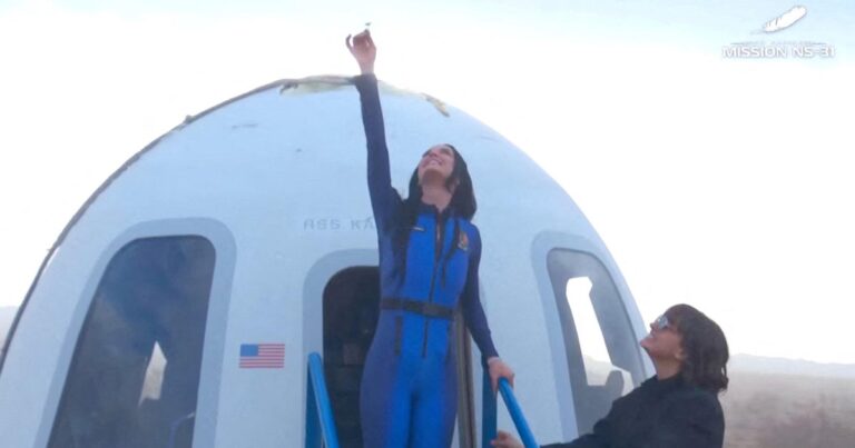 2025 04 14t145352z 169276 rc2qxdauya9c rtrmadp 3 space blue origin